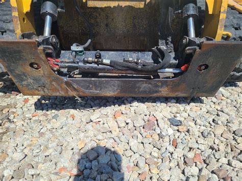 skidsteer 299d2 electric quick coupler problems